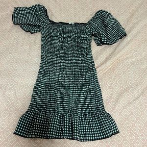 Flattering gingham mini dress 👗 b&w